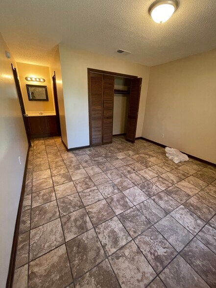 Building Photo - 506 Creekwood Cir
