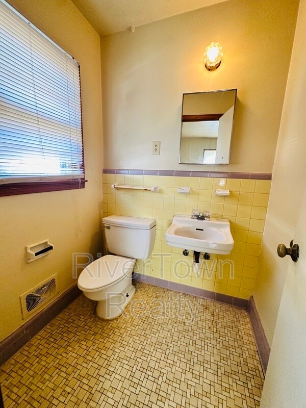 Building Photo - 1436 Whitney Ave