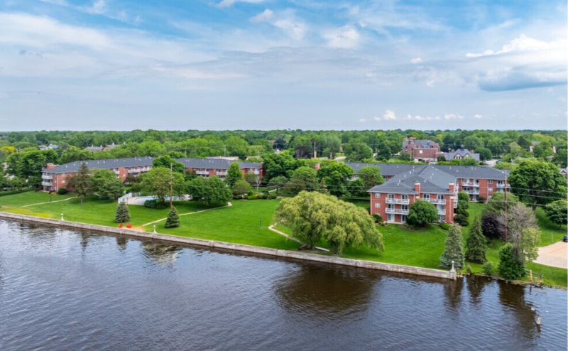 Building Photo - 1335 Summit Ave