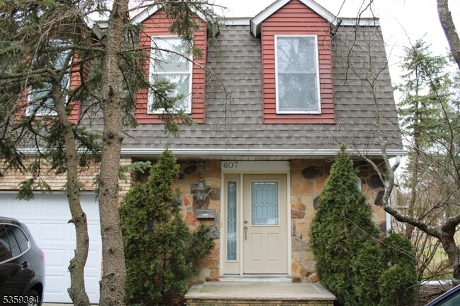 Building Photo - 607 Grove St