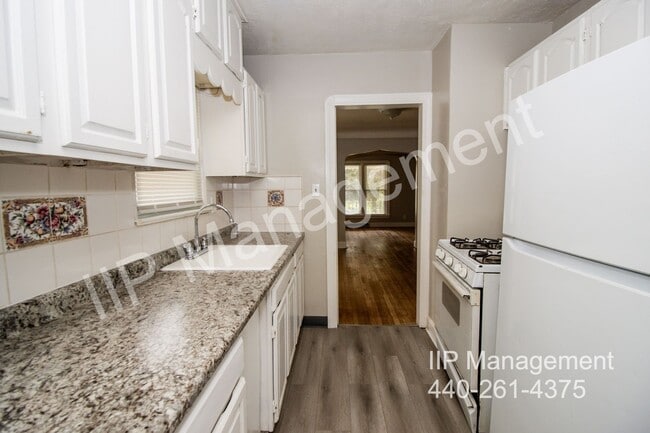 Building Photo - 340 E 197th St