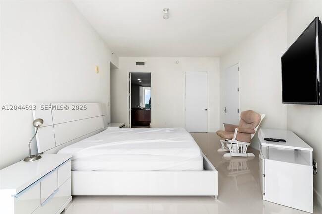 Building Photo - 16001 Collins Ave