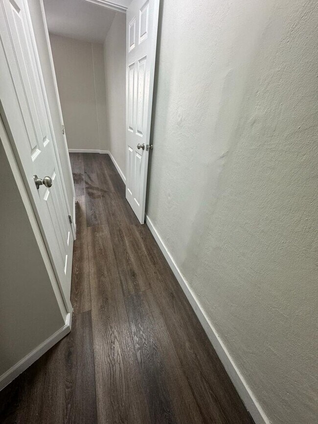 Building Photo - 4 bedroom 1 bath house with off street parking