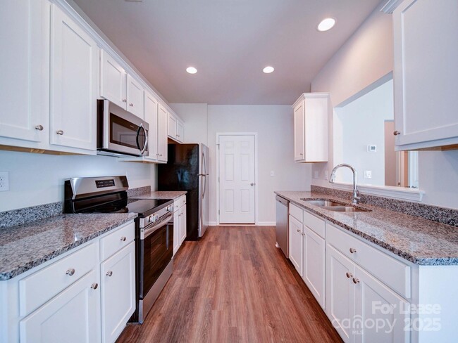 Building Photo - 914 S Battleground Ave