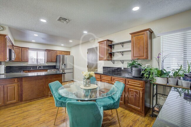 Building Photo - Available November 1st - Your Perfect Holi...