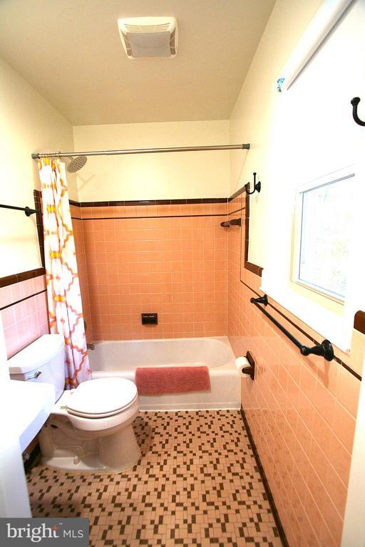 Building Photo - 10104 Towhee Ave