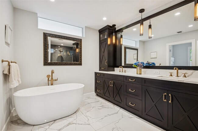 Building Photo - 2657 NE 26th St