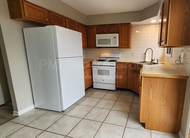 Building Photo - 400 Echo Ln