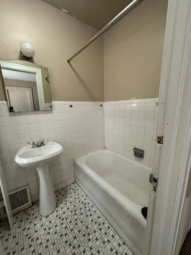 Building Photo - 3 Bedroom, 3 Bathroom Home Available  2-Car Garage & Spacious Living Near WSU.