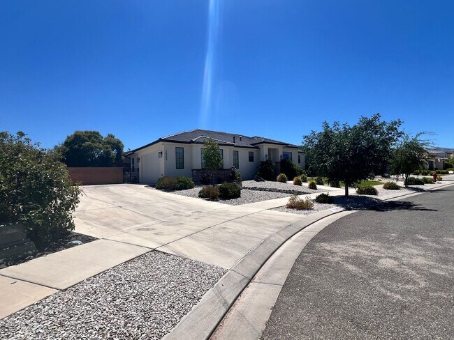 Building Photo - Stylish 3 Bedroom Home with Spacious Layout