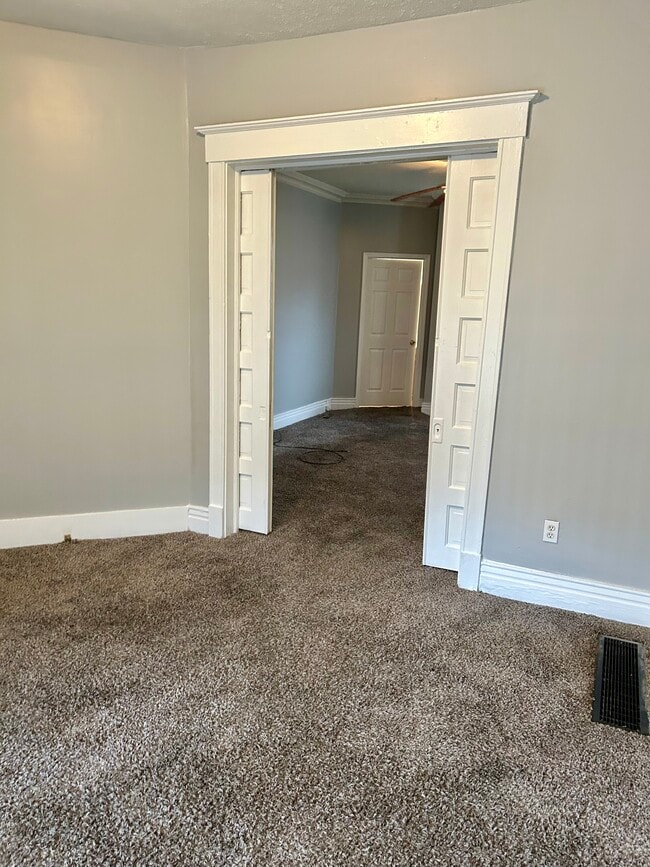 Building Photo - 123 E Burnett Ave