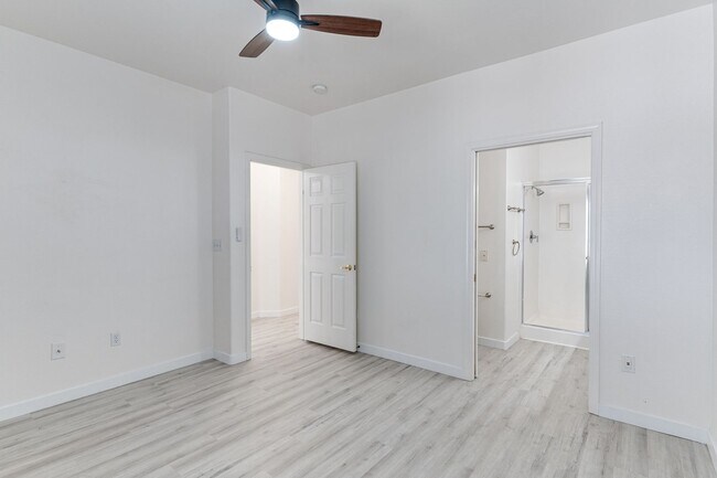 Building Photo - Charming 2-Bed/2-Bath Condo with Dual Mast...