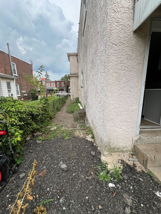 Building Photo - Renovated 3 Bedroom 3 Bathroom Single Fami...