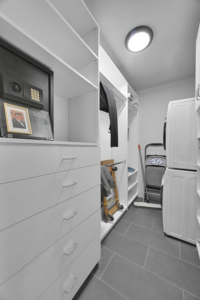 Building Photo - 203 Lake Carol Dr