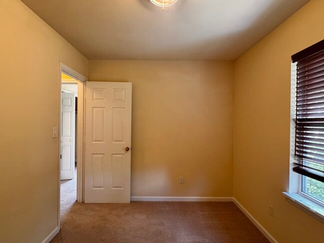 Building Photo - Briarwood Townhome close to NGIC and Hollymead Town Center!