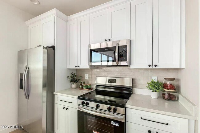 Building Photo - 411 N 32nd Pl