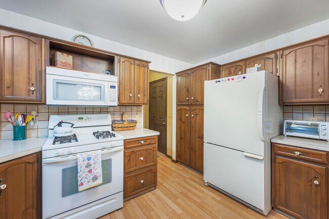 Building Photo - Beautiful 3BD/2.5BA Ranch in Park-like Set...