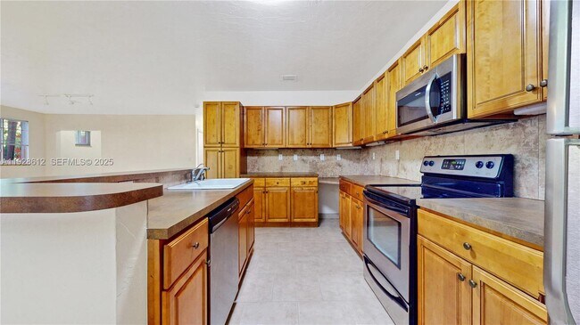 Building Photo - 15735 SW 92nd Ave