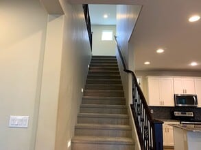 Building Photo - 4 BEDROOM PLUS LOFT, BUILT IN BBQ WITH COMMUNITY POOL