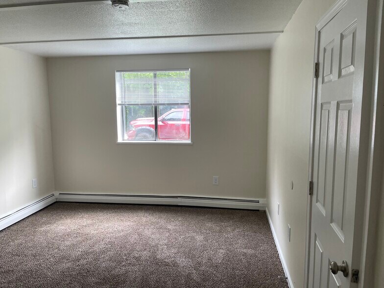 1 BD Living Room - Meridian Apartments