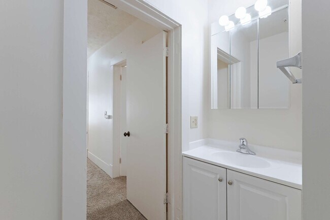 Building Photo - 1640 E ST-2