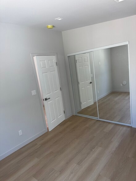 Building Photo - 2621 Hillcrest Dr