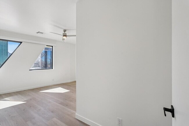 Building Photo - 1030 N 1st St