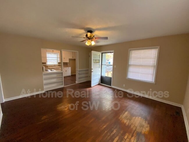 Building Photo - 1222 N Farmer Ave