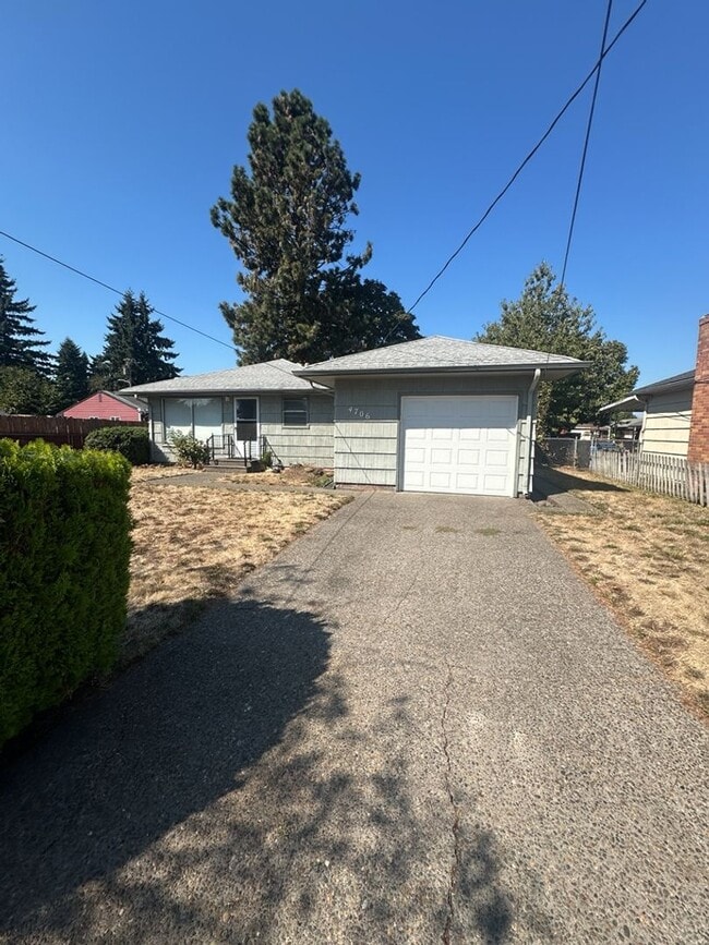 Building Photo - Quaint Three Bedroom Home in Vancouver!