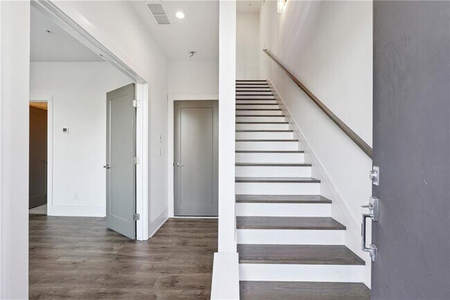 Building Photo - 1207 Chelsea Cir NW