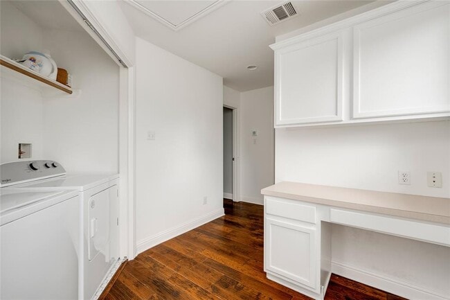 Building Photo - 1802 Village Oak Ct