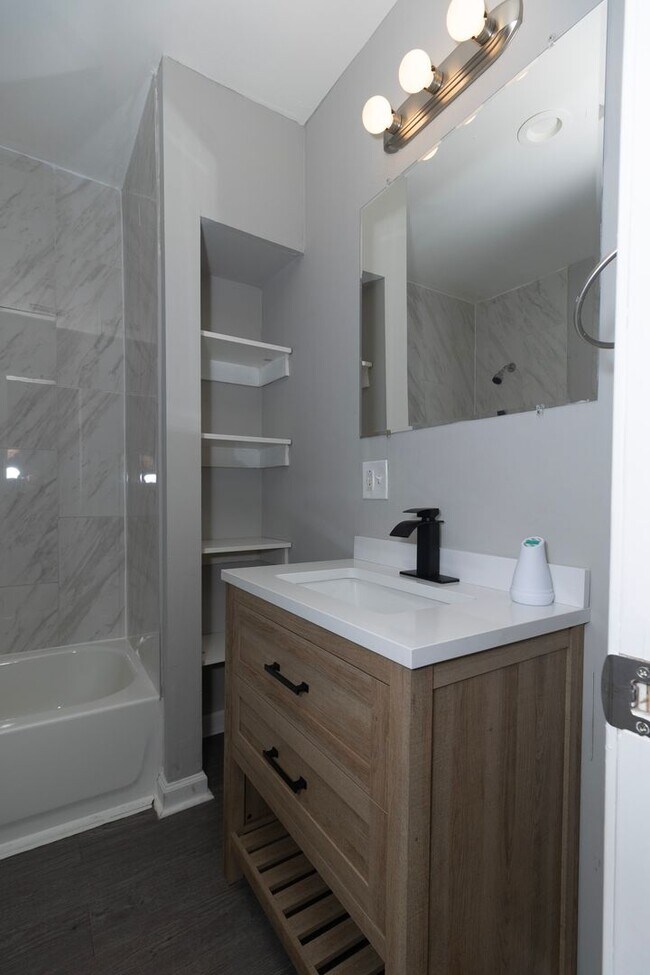 Building Photo - Beautiful 4 Bedroom 2 Bathroom Home in Kansas City!