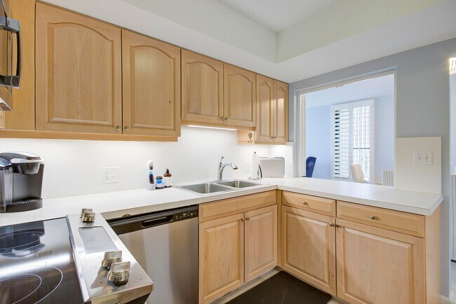 Building Photo - 120 S Ocean Blvd