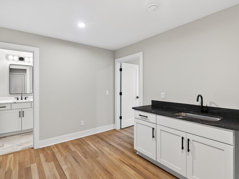 Building Photo - 5915 Maxon Ave