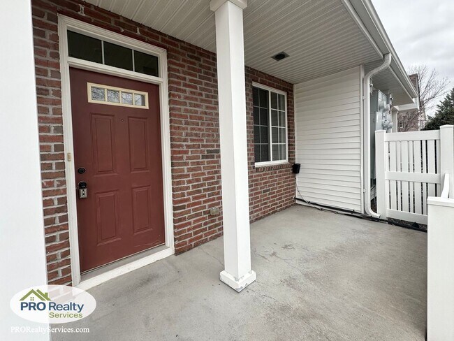 Building Photo - Recently Remodeled 3 Bedroom Townhome