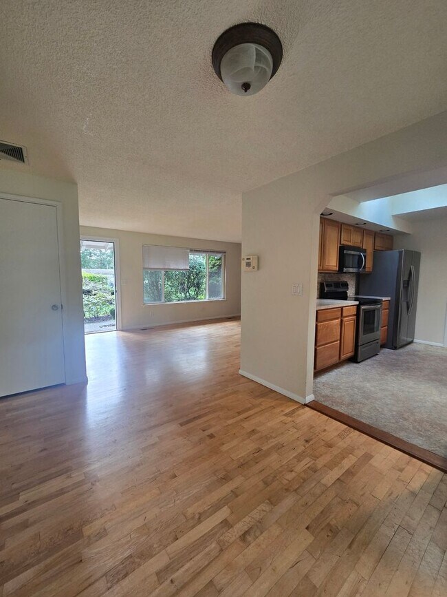 Building Photo - Beautiful 3 bedroom on large lot.