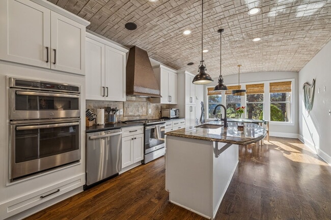 Building Photo - 594 Lake Haven Dr