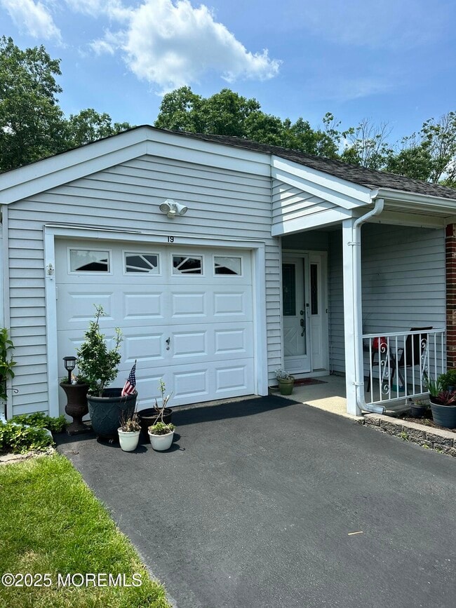 Building Photo - 19 Dogwood Dr