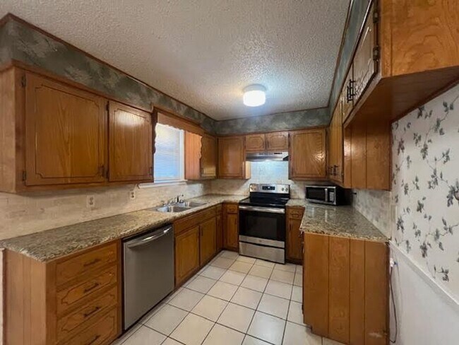 Building Photo - Spacious 3/2 in Midway ISD
