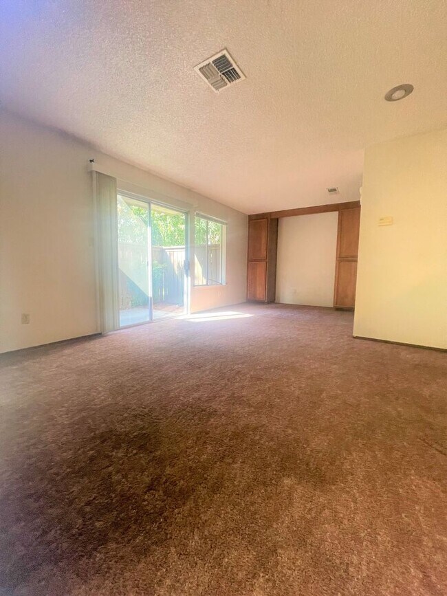 Building Photo - Condo in the most desired gated community ...