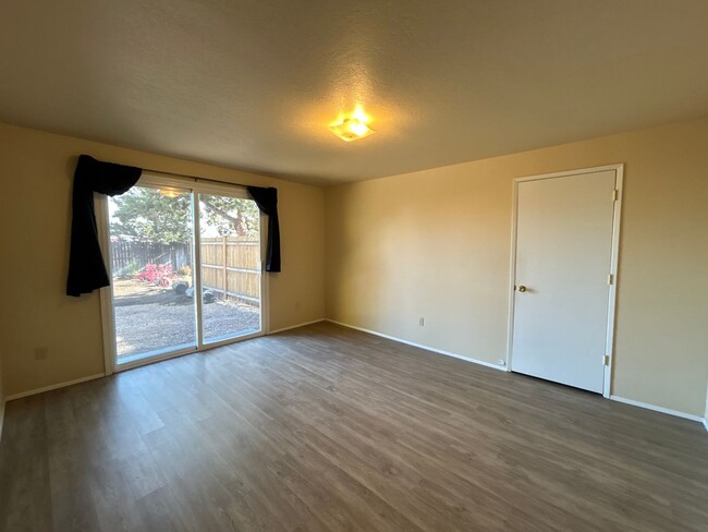 Building Photo - MOVE IN SPECIAL!  Remodeled 2 Bedroom 1 Ba...