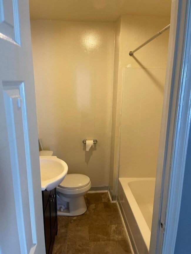 Building Photo - 2 bedroom house on Southside w Laundry HVAC