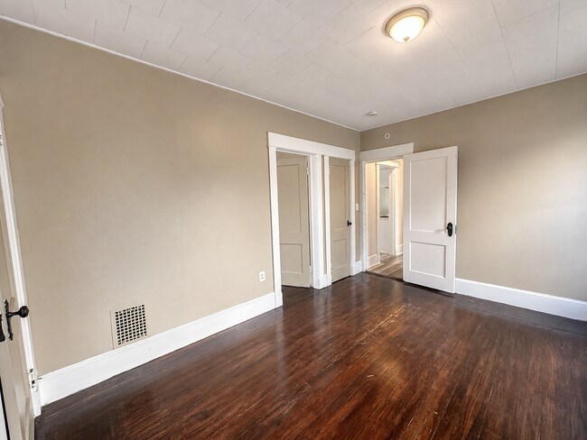 Building Photo - 874-874 Elm St