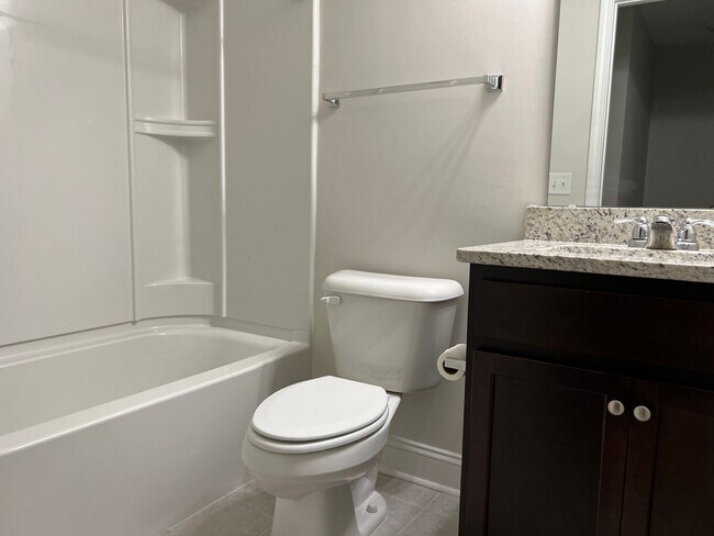 Building Photo - 3 Bedroom Townhome