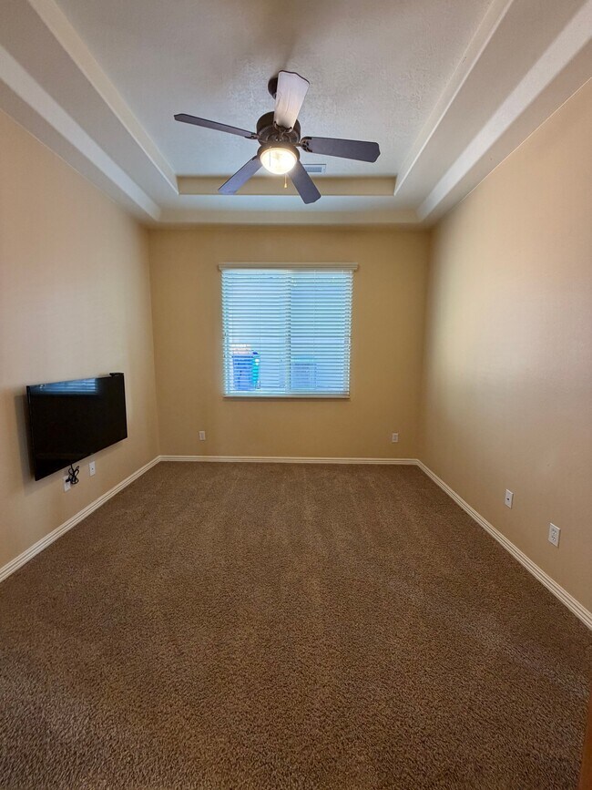 Building Photo - 1642 N Great Basin Dr