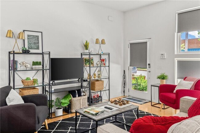 Building Photo - 352 W 5th St