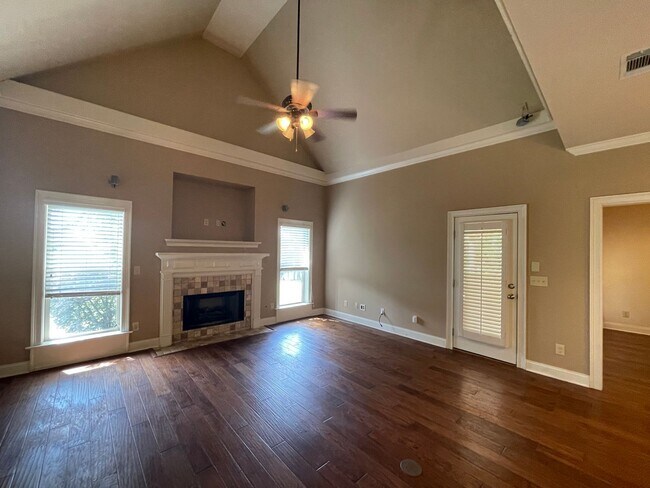 Building Photo - Beautiful 5 Bedroom 3 Bath In Taylor Lakes...