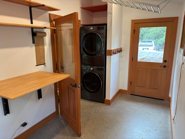 Building Photo - Downtown Bozeman Apartment for Rent!