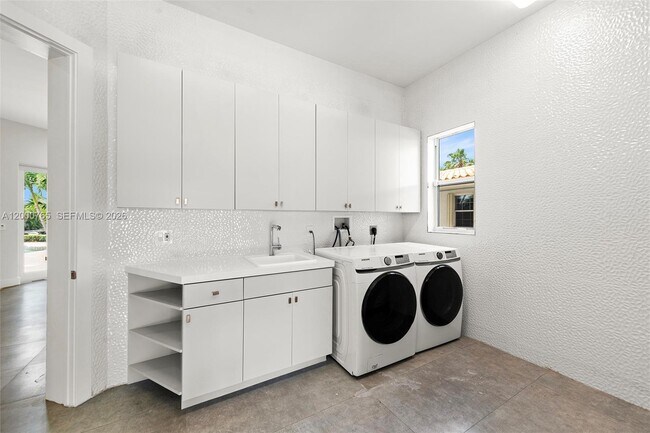 Building Photo - 552 Palm Dr