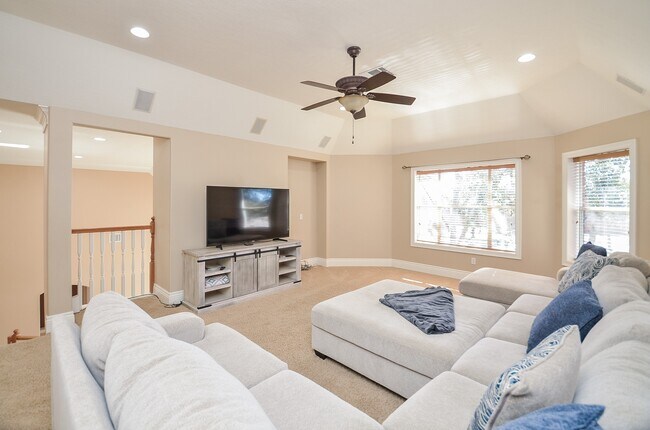 Building Photo - 5835 Stratford Gardens Dr